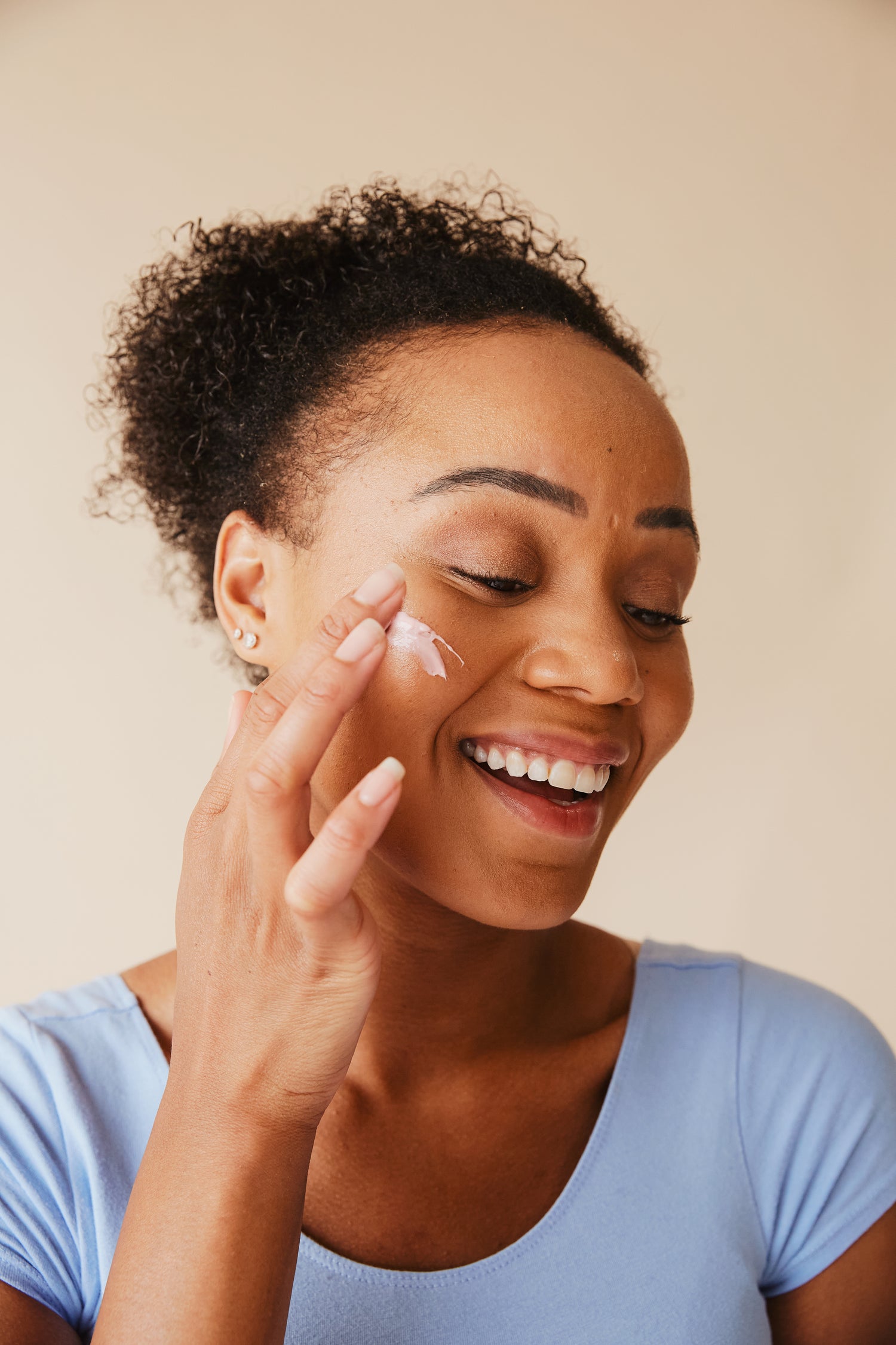 Woman applying Manukamallow to face